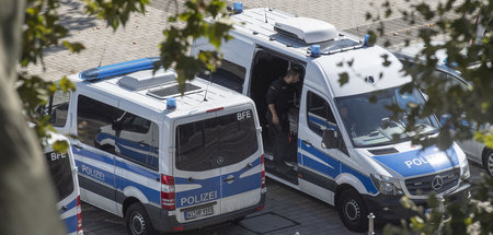 Mannschaftswagen der Polizei vor der Frankfurter Messe, wo am 12