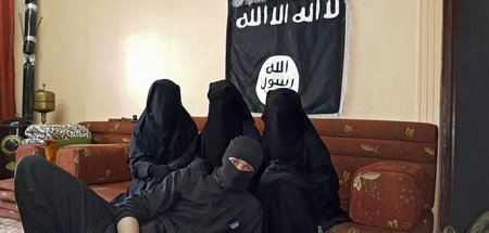 Das »offizielle Hochzeitsfoto« von Leonora selbst als Drittfrau.... Das »offizielle Hochzeitsfoto« von Leonora selbst als Drittfrau....