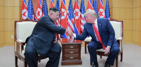 Die Annäherung zwischen Kim Jong Un und Donald Trump (r., bei ei...