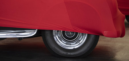 Noch unter Tuch: Mercedes-Oldtimer in den Hallen der IAA (9.9.20...