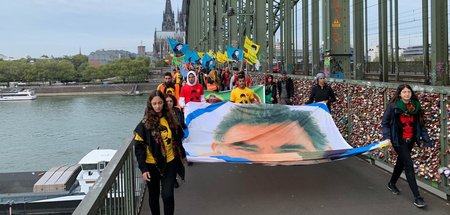 Der Zug der kurdischen Jugend auf dem Weg zur nächsten Station (...