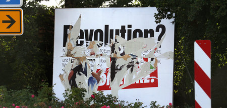 Zerstoertes_Wahlplak_54624165.jpg