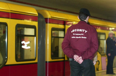 In Niedriglohnbereichen wie im Wachschutz führt auch Vollzeit-Da...