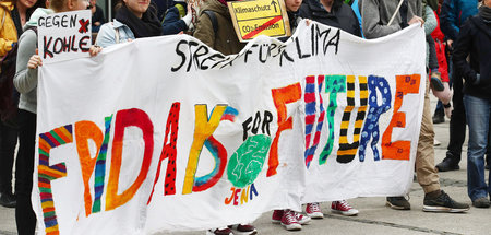 Jugendliche Teilnehmer einer »Fridays for Future«-Demonstration ...