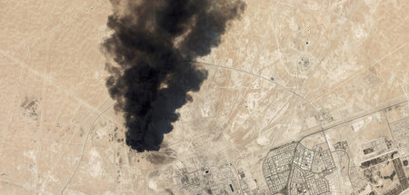 Schwarzer Rauch steigt auf aus einer saudischen Ölraffinerie des...