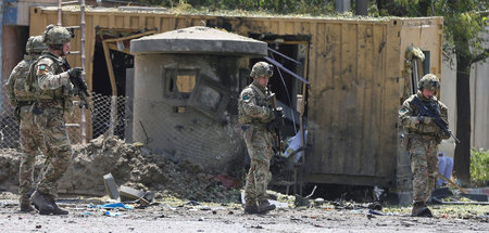 Nach dem Anschlag: NATO-Soldaten suchen den Tatort ab (Kabul, 5....
