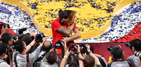 Feiern, herzen, festhalten: Spaniens Point Guard Ricky Rubio