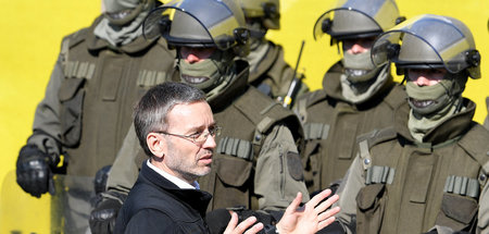Herbert Kickl posierte als Innenminister gerne mit Polizisten in...