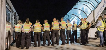 Polizisten bei einer Abschiebung nach Afghanistan auf dem Flugha...