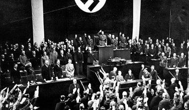 Hitler am 17. Mai 1933 im Reichstag: (mit ihm v. r. n. l. : Vize... Hitler am 17. Mai 1933 im Reichstag: (mit ihm v. r. n. l. : Vize...