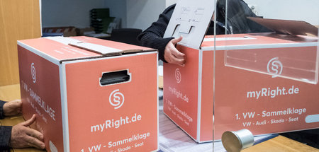 Eine Justizmitarbeiterin nimmt am 6.11.2017 in Braunschweig die