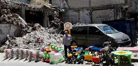 Ein Mann verkauft zwischen den Trümmern in Idlib Spielzeug (25. ...