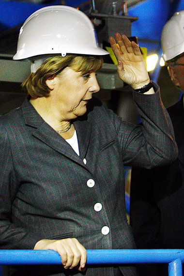 Vorwärts immer … Trotz kräftiger Mehrwertsteuererhöhung geht es ... Vorwärts immer … Trotz kräftiger Mehrwertsteuererhöhung geht es ...