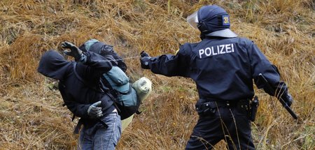 Für die Behörden sicher rechtens: Ein Polizist setzt Pfefferspra...