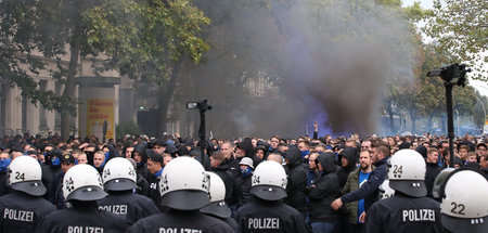Fans vom Hamburger SV werden von der Polizei zum Spiel gegen den