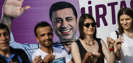 Unterstützer vor einem Plakat des inhaftierten Selahattin Demirt