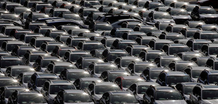 Japanische Autos im Hafen von Yokohama Japanische Autos im Hafen von Yokohama