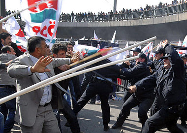 Türkische Spezialpolizei geht brutal gegen demonstrierende Arbei... Türkische Spezialpolizei geht brutal gegen demonstrierende Arbei...