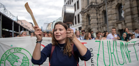 Aktivistin Luisa Neubauer mit den Teilnehmern der Klimademonstra