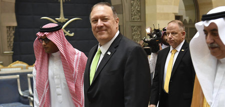 Mike Pompeo (2.v.l), Außenminister der USA, nach seiner Ankunft