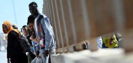 Matteo Salvinis »Clandestini«: Migranten im Hafen von Lampedusa