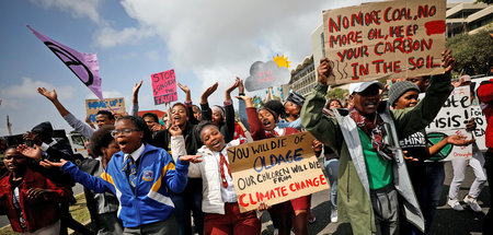 Im südafrikanischen Kapstadt gingen am Freitag Tausende Jugendli...