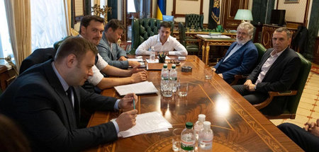 Der Präsident der Ukraine Wolodimir Selenskij (3. v. r.) trifft ... Der Präsident der Ukraine Wolodimir Selenskij (3. v. r.) trifft ...