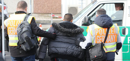 Polizisten bei der Abschiebung eines Geflüchteten (Schkeuditz, 2... Polizisten bei der Abschiebung eines Geflüchteten (Schkeuditz, 2...