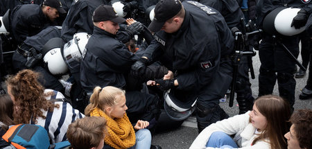 Polizisten lösen eine Sitzblockade auf dem Stephansplatz auf (Ha... Polizisten lösen eine Sitzblockade auf dem Stephansplatz auf (Ha...