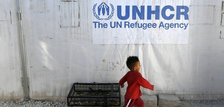 Ein kleiner Junge in einem provisorischen Flüchtlingslager auf d