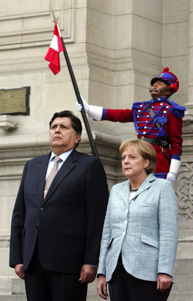 Böse Mienen zum bösen Spiel: Perus Präsident Alan García und Bu... Böse Mienen zum bösen Spiel: Perus Präsident Alan García und Bu...