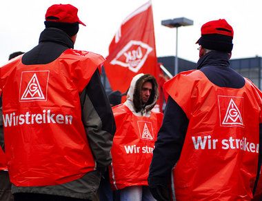 Wie lange die Beschäftigten noch vor dem Werkstor ausharren müss...
