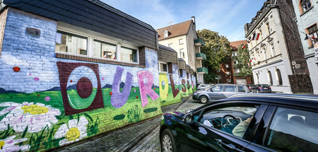 Schöne Farben statt faschistischer Symbole: Die von Künstlern be...