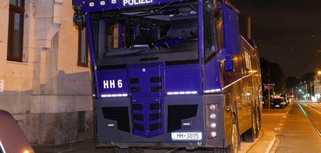 Parkgelegenheit gesucht und gefunden: Wasserwerfer der Hamburger...