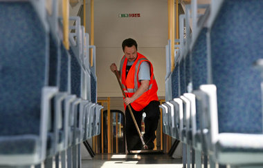 Noch beschäftigt die Bahn AG Servicekräfte für die Zugreinigung.... Noch beschäftigt die Bahn AG Servicekräfte für die Zugreinigung....