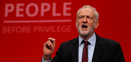 Labour-Chef Jeremy Corbyn am Dienstag auf dem Parteitag in Brigh...