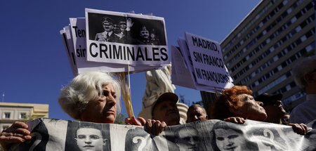 Demonstranten fordern vor dem Obersten Gericht in Madrid die Exh...