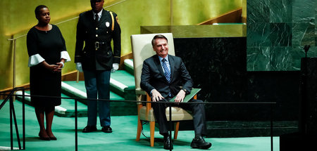 Brasiliens Präsident Jair Bolsonaro (r.) vor seiner Rede auf der...