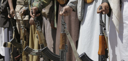 Jemenitische Ansarollah-Kämpfer am 21. September mit ihren Waffe