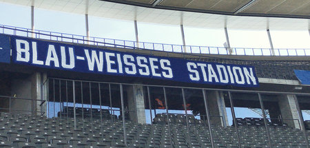 »Aus Emotionalität« – Banner im Olympiastadion beim Heimspiel am...