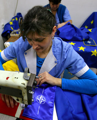 Billigflaggen-Näherinnen in Bukarest vor dem NATO-Gipfel Anfang ...