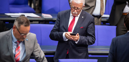 Wieder nichts: Paul Podolay schaut aufs Smartphone