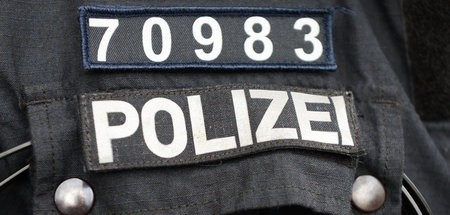 Ein Beamter der Bereitschaftspolizei Rheinland-Pfalz trägt eine ...