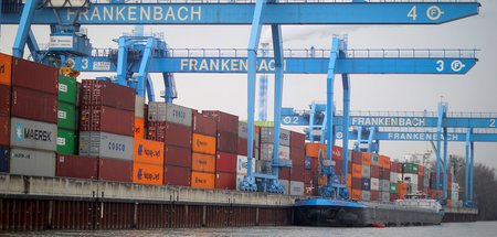 Wegen der Russlandsanktionen stapeln sich im Mainzer Hafen die C...