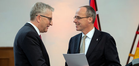 Hessens Innenminister Peter Beuth (CDU, r.) übergab am Freitag d...