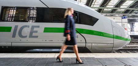 Wer ist schneller? Die Bahn kommt regelmäßig zu spät