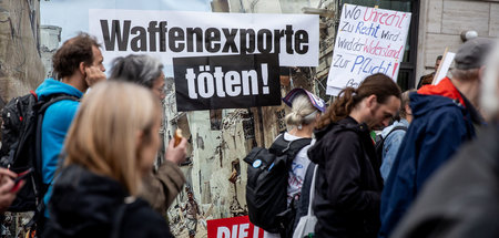 Protest vor der Hauptversammlung des Rüstungskonzerns Rheinmetal...