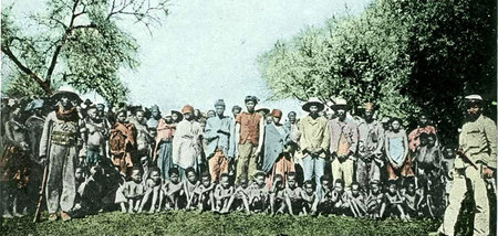 Gefangene Herero auf einer zeitgenössischen Postkarte von 1904
