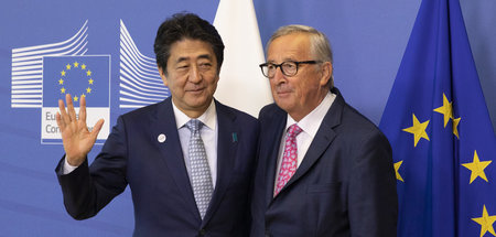 Japans Premier Shinzo Abe (l.) und EU-Kommissionschef Jean-Claud...