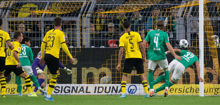 Kanns auch per Kopf: Bremens Marco Friedl (r.) erzielt das 2:2